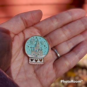 2/$15 🎉 Disney Enamel Pin snow globe NIB